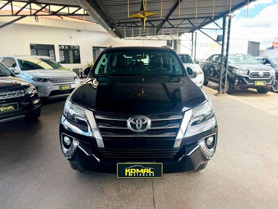 TOYOTA HILUX SW4 2.8 SRX 4X4 7 LUGARES 16V TURBO INTERCOOLER DIESEL 4P AUTOMÁTICO